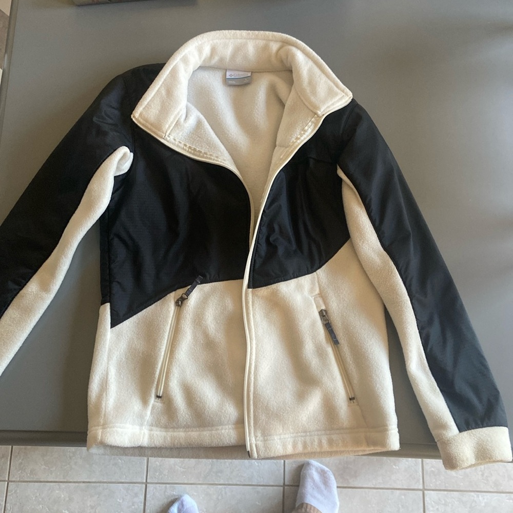 Kids Columbia jacket. Size is youth large(14-16) white and black zip up